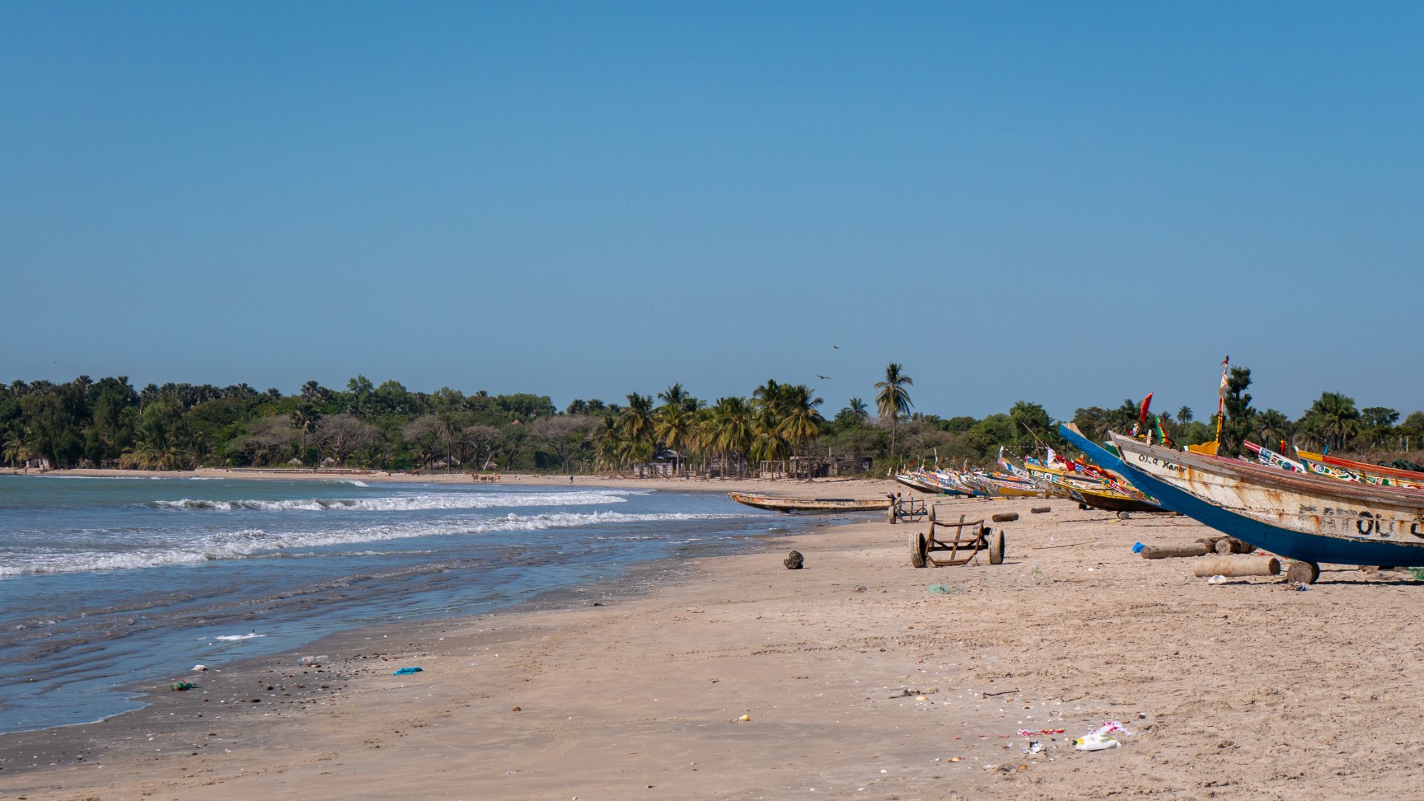 Fischerboote am Strand in Gambia